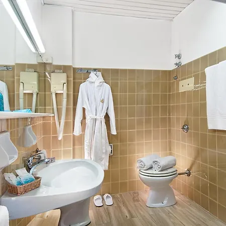 Отель Fabilia Terme Augustus Монтегротто-Терме